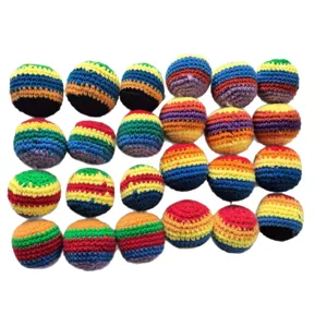 Bolsas de frijol de hilo de ganchillo hechas a mano, pelotas tejidas a rayas.
