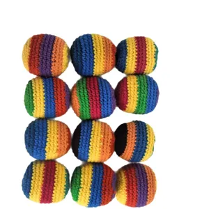 Pelotas de saco de arena de ganchillo hechas a mano, pelotas de punto a rayas de colores.