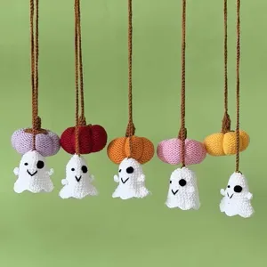 Détail pendentif crochet fantôme citrouille voiture, jolie décoration tricotée pour rétroviseur auto.
