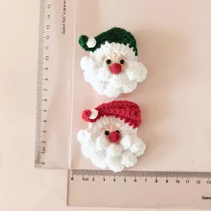 Handgefertigter Häkel-Weihnachtsmann-Kopf Detailansicht mit feiner Wollverarbeitung für DIY Zubehör.