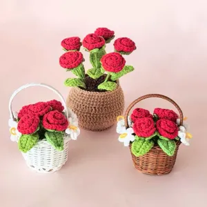 Handgefertigte Häkelrosen Topfpflanze und Blumenkörbe, schöne Wollblumen Dekoration.