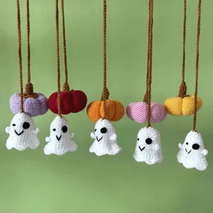 Ornement suspendu de voiture de fantôme de citrouille d'Halloween au crochet fait à la main.