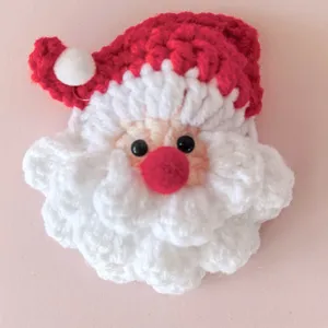 Handgemachte Häkelung Weihnachtsmann Kopf Applikation Detail, ideal für DIY Weihnachts Basteln.