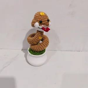 Gedetailleerd uitzicht op gehaakte slang in pot, met fijne garentextuur en schattig handgemaakt design.
