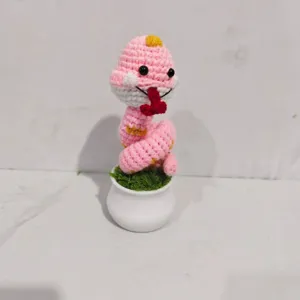 Handgemaakte gehaakte roze slangen potplant schattig gebreid dier decor voor bureau