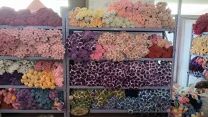 Handgemaakte gehaakte rozen magazijn detail, kleurrijke gebreide bloemen voorraad weergave.