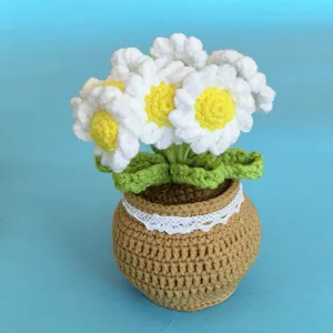 Fiore di margherita in vaso all'uncinetto fatto a mano per decorazione domestica.
