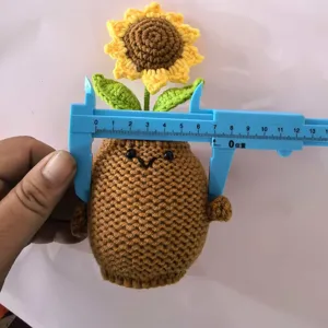 Pianta di girasole all'uncinetto fatta a mano simpatica decorazione da scrivania carina