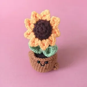 Pianta di girasole all'uncinetto fatta a mano, grazioso dettaglio decorativo da scrivania.
