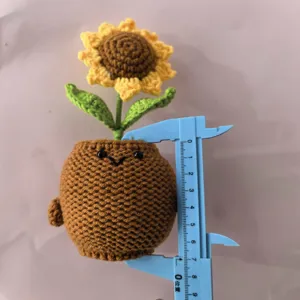 Vista dettagliata della pianta in vaso di girasole all'uncinetto con misurazione e design.