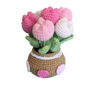Pianta in vaso di tulipani all'uncinetto artigianale fiore finto per decorazione da scrivania