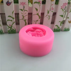 Nahaufnahme der rosa Silikonform im Detail, die feine Rosenblütenstruktur klarzeigend.