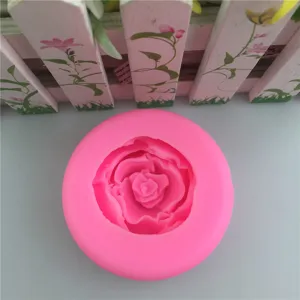 Rosa Silikonform Detailansicht, pinke Rosenform zum Backen, Fondant, Mousse und Bastelarbeiten.