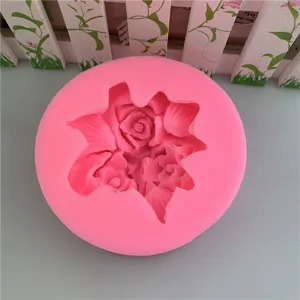 Große 3-Rosen Silikonform Detailansicht mit feiner Blumenkavität für DIY Handwerk und Backwerk.