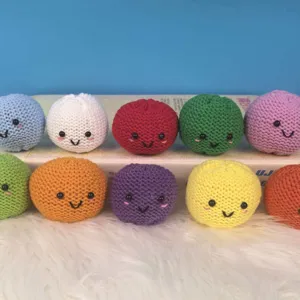 Handgemaakte kleurrijke gehaakte pluche knuffels met een schattig glimlachend gezicht.