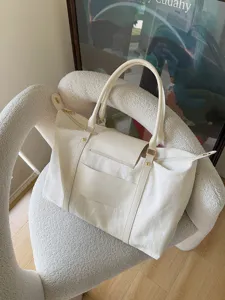 Große beige Reisetasche Detailansicht, hochwertige Ledergriffe und elegantes Design
