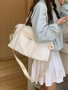 Detailansicht der großen Reisetasche für Damen mit strapazierfähigem Material und breitem Gurt.