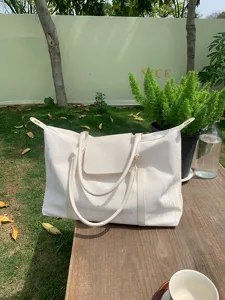 Großes Reisegepäck Tasche minimalistisches Design cremeweiße Handtasche Detailansicht