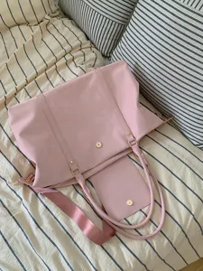 Grosse pinke Reisetasche mit grossem Fassungsvermoegen, elegante Damen Handtasche mit Gurt.