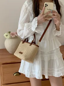 Ländliche Vintage-Strohtasche mit braunem PU-Lederbesatz, ideal für Strand und Pendeln.