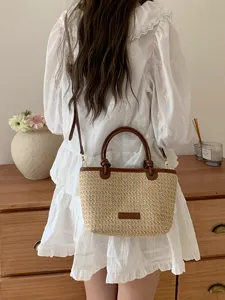 Retro Stroh Handtasche mit braunem PU Besatz, schicke lässige Umhängetasche für Reise und Alltag.
