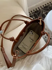 Detailaufnahme des gewebten Beuteltaschen-Innenraums, zeigt Kapazität und Alltagsdesign.