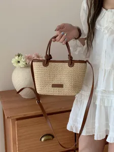 Vintage Stroh Eimer Tasche mit kontrastierenden PU Ledergriffen für Damen Sommer Strand Urlaub.