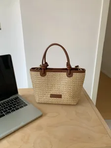 Details des Retro-Strohtragetasche mit kontrastierendem PU-Leder-Besatz für Strand und Sommer.