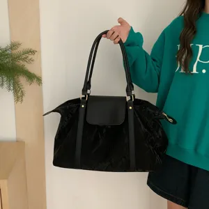 Große schwarze Damen Reisehandtasche, elegante Reisetasche für Geschäftsreisen und Urlaub.