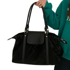 Grosse schwarze Reise Handtasche und Duffel Tasche mit Henkeln und Umschlag Design fuer Damen