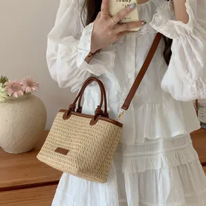 Vintage Strohgewebte Handtasche mit braunem PU Lederbesatz, stilvolle Korbtasche für den Sommer.