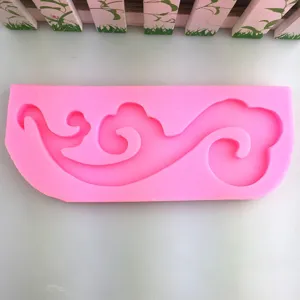 Dettaglio stampo in silicone rosa, forma di nuvola tradizionale, ideale per dolci e fai da te.