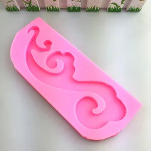 Vista dettaglio stampo in silicone rosa nuvola, perfetto per fondente, cottura e resina.