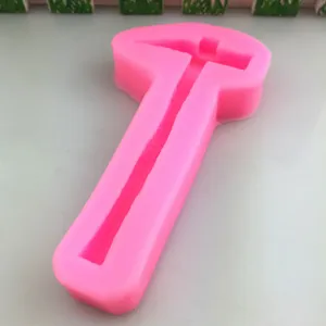 Dettaglio stampo martello in silicone rosa con texture flessibile per dolci o gesso