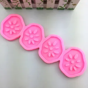 Vista di dettaglio dello stampo in silicone a forma di loto, strumento flessibile per dolci e ghiaccio.