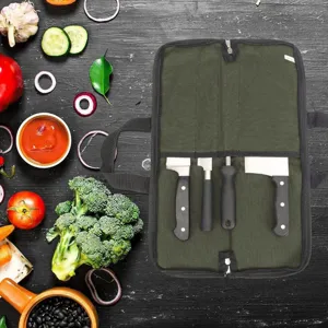Vue détaillée du sac à couteaux en toile verte avec fermeture éclair et multiples fentes de rangement.