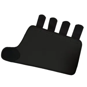 Proteggi coda per cavalli nero con cinturini in velcro sicuri per la cura equina quotidiana.