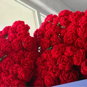 Handgemaakte gehaakte rode rozen bos, kunstmatige wolbloemen voor DIY cadeaus en decoratie.