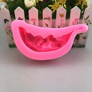 Vista dettagliata stampo in silicone rosa, materiale flessibile con scanalature per artigianato.