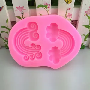 Dettaglio dello stampo in silicone con texture arcobaleno e nuvola per dolci e fai da te.