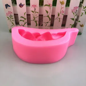 Dettaglio stampo in silicone rosa, forma di bambino dormiente foglia di loto per sapone.