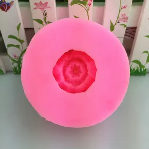 Roze siliconen mal voor handgemaakte zeep, kaarsen en gips, met een gedetailleerde bloemholte.