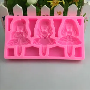 Stampo in silicone rosa per fondente con tre design di bambole principessa per decorare torte.