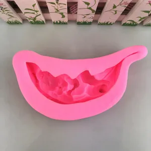 Dettaglio dello stampo in silicone rosa che mostra la consistenza del neonato, ideale per artigianato.
