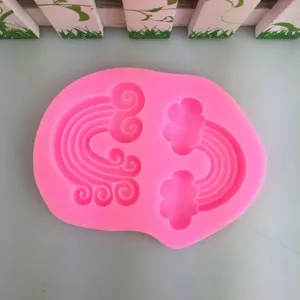Stampo in silicone rosa con simpatiche forme di arcobaleno e nuvola per dolci e fai da te.