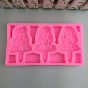 Stampo in silicone rosa con tre simpatici motivi di principesse per torte e cioccolato fai da te.