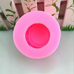 Stampo in silicone rosa dettaglio, forma rotonda guscio d'uovo per colata artigianale.