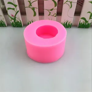 Stampo in silicone cilindrico rosa per sapone artigianale, gesso e decorazioni fai da te.