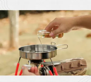 Ensemble de pots à épices en verre pour camping en plein air avec ustensiles de cuisine.