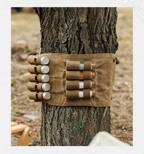Vue détaillée du sac organisateur d'épices en toile cirée de camping en plein air avec bocaux.